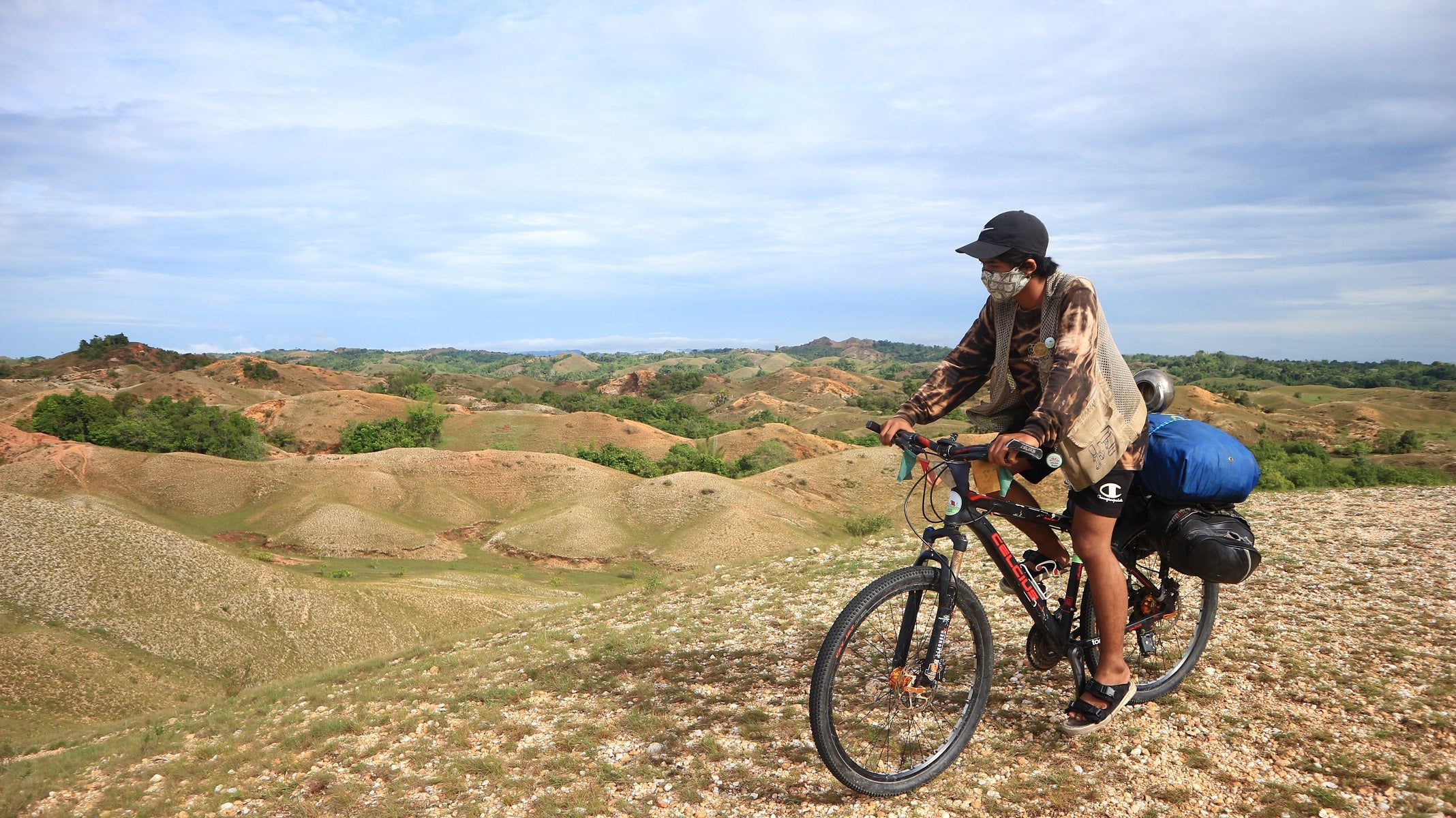 Bersepeda Depok-Sulawesi tiap hari, Demi Proyek Kebahagian di Sulawesi